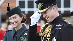 "Altro che gioielli", i regali (assurdi) che si scambiano i reali: Sandringham come non l’avete mai visto