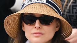 Natalie Portman festeggia 44 anni al Roland Garros con lo stesso cappello Dior del 2024