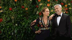 Ticket to paradise stasera in tv lunedì 9 giugno su Canale 5: trama, cast e curiosità del film con Julia Roberts e George Clooney