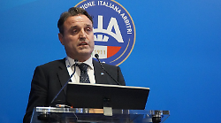Arbitro 18enne aggredito con sedia e pugni: 40 giorni di prognosi. Genitore violento denunciato per lesioni aggravate. Il presidente Aia: "Fatto gravissimo"