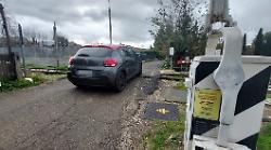 Terni, tragedia sfiorata al passaggio a livello. Le sbarre si alzano e il treno passa a tutta velocità