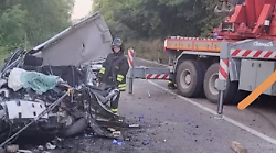 Terribile incidente stradale, muoiono tre fratelli: una famiglia distrutta, l'intera città li piange