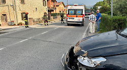 Incidente all'incrocio: 17enne in scooter ferito dopo lo scontro con un'auto