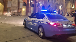 Minaccia e picchia la moglie per mesi davanti al figlio: divieto di avvicinamento e braccialetto antistalking a 37enne violento