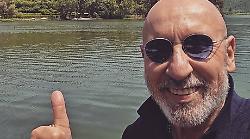 Terni, Maurizio Battista gira un film a Piediluco. Si improvvisa barista e si mette a fare il caffè per tutti