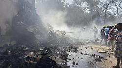 Tragico schianto aereo, Boeing 787 Air India precipitato in area residenziale: 244 persone a bordo