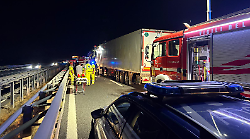 Morto in A1 nel tamponamento tra tre tir, seguivano una deviazione per un altro grave incidente con un mezzo pesante a fuoco