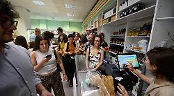 Perugia, in tanti all'inaugurazione di Birà, il primo supermercato collaborativo dell’Umbria. Come funziona il nuovo modo di fare la spesa