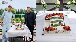 Jannik Sinner, l'arrivo dell'azzurro ad Halle: la torta per celebrare i 365 giorni da numero uno al mondo