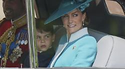 Kate al Trooping 2025 in turchese spiazza tutti e gli occhi cadono sui gioielli