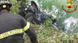 Tragedia sfiorata a Narni, esce di strada e precipita con l'auto nel fiume Nera. Salvo per miracolo il conducente