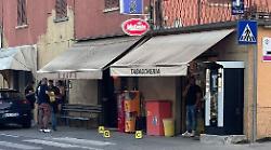Sparatoria davanti a un bar di Umbertide, scontro a fuoco per un regolamento di conti: due feriti