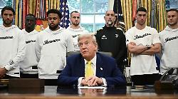 La visita della Juve a Trump diventa un caso internazionale: giocatori in imbarazzo e la politica attacca. Social impazziti, le reazioni