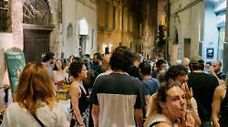 Perugia, Corso Garibaldi si accende di cultura: al via La Marcia dei 1000 calici e tanti eventi nel cuore del Borgo d’Oro