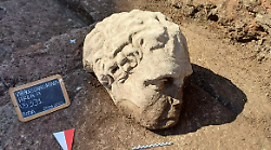 Roma rivela un'altra incredibile sorpresa: un'antica colossale testa marmorea riemerge dagli scavi. Dove si trova