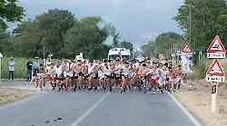 Spinte, botte, placcaggi e cadute alla corsa podistica. E' il Palio della Vittoria di Anghiari