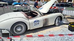 Mille Miglia, auto storica prende fuoco in piazza Duomo a Orvieto: la Polizia Stradale scongiura il peggio