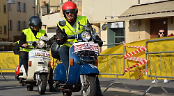 In sella al Vespa Club da 30 anni, ora è vice presidente nazionale. Crociani: "Tutto iniziò col restauro di una 125 e il viaggio con la fidanzata diventata mia moglie"