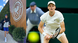Jannik Sinner è arrivato a Wimbledon: quando gioca e dove vedere in tv il numero uno al mondo 