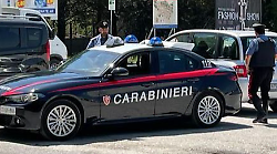Giovane violento si toglie il braccialetto elettronico e tenta di riavvicinarsi ai genitori: arrestato in flagranza è ora in carcere