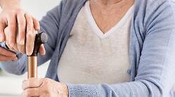 Alzheimer, il figlio spende 2400 euro al mese per curare la madre ma dovrebbe pagare lo Stato. La storia di Maria e il ricorso