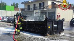 Terni, cassone di rifiuti prende fuoco nella zona di Maratta. In fiamme carta, cartone e scarti di legno