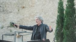 Fausto Leali a sorpresa nella Rocca del Leone. Un regalo inatteso per i 70 anni dell'imprenditore Claudio Sciurpa