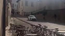 Con l'auto giù dalla scalinata del duomo di Spoleto. A bordo una coppia di turisti: il video