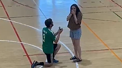 Proposta di matrimonio a sorpresa, interrompe la partita di calcetto e chiama la fidanzata in mezzo al campo: “Mi vuoi sposare?”. Lei in lacrime dice sì e dalle tribune piovono applausi