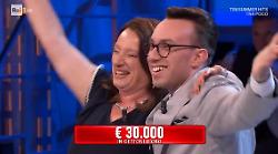 Affari tuoi, Antonio il Presidente non casca nella trappola del dottore ed esulta con 30 mila euro: ecco come è andata