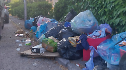 La Vus sui rifiuti abbandonati a Foligno: "Ci vuole impegno condiviso". Ma intanto l'immondizia rimane lì sotto il sole