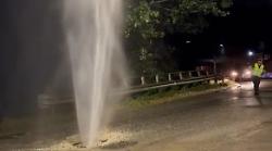Guasto a un tubo dell'acqua e geyser di diversi metri in via San Girolamo: strada bloccata nella notte
