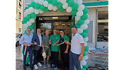 Market del paese riaperto grazie al gesto generoso del proprietario e all'impegno di una famiglia: Rigutino si rilancia