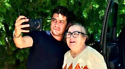 Gubbio, Riccardo Scamarcio conquistato dal pollo in friccò di Rosita