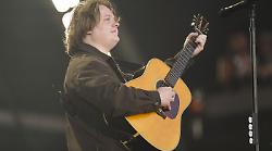 Lewis Capaldi torna a sorpresa al Glastonbury Festival.  Nel 2023 aveva interrotto il concerto a causa della Tourette. "Sono tornato per finire ciò che avevo iniziato"