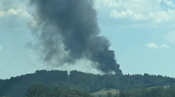 Incendio a Ponte Felcino, colonna di fumo nero visibile da chilometri: il video