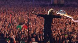 Green Day, fan sale sul palco e impugna la chitarra di Billie Joe Amstrong per cantare gli Oasis. Liam Gallagher: "La canzone più bella della serata"