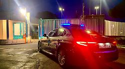 Danneggia la volante e minaccia gli agenti: arrestato 20 enne 