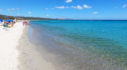 Malore in vacanza in Sardegna: 75enne di Terni muore in spiaggia a Budoni. Chi è la vittima