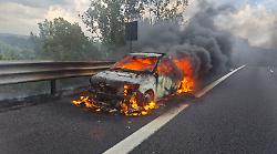 Auto in fiamme in A1, salvi gli occupanti del mezzo. Code per il tratto rimasto temporaneamente chiuso