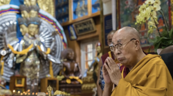 Il Dalai Lama annuncia la continuità dell’istituzione con un successore scelto al di fuori della Cina