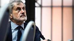 Il "forno umano" di Rebibbia,  caldo rovente e sovraffollamento soffocano il carcere. Il racconto dalla cella di Gianni Alemanno: "La politica resta in un sonno climatizzato"