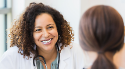 Come funziona veramente la sanità negli Usa? Le domande inaspettate del medico durante la visita e un'attenzione particolare su certi temi. L'esperienza di un italiano a New York