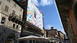 A Perugia montato su palazzo Baldeschi il primo telo firmato Mimmo Paladino  
