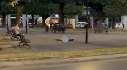 Arezzo, nudo in piazza Guido Monaco. Ai poliziotti ha detto: "Avevo caldo"