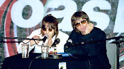 Oasis, i fratelli Gallagher ripartono da Cardiff.  Stasera il concerto: ecco la scaletta