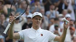 Sinner in campo oggi a Wimbledon, ma prima i gesti immancabili: il rituale che accompagna ogni suo match
