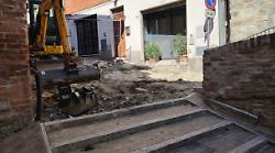 Deruta, via libera per i lavori in centro storico: riprendono dopo i ritrovamenti di tratti della vecchia pavimentazione