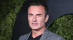 Addio a Julian McMahon, il casanova Troy di Nip/Tuck si è spento a 56 anni. Fu quasi 007, di cosa era malato. La lotta fino all'ultimo e l'amore della moglie Kelly: "Amava la vita e la sua famiglia"