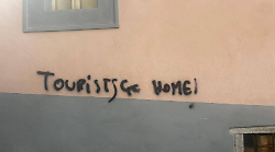 "Turisti andate a casa". Nella città turistica scritte spray contro i visitatori. L'ira del sindaco, indagano i carabinieri